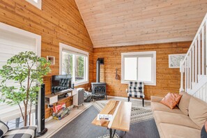 Interior - Woodsy Hideaway Near Olympic National Park! (Hoodsport)