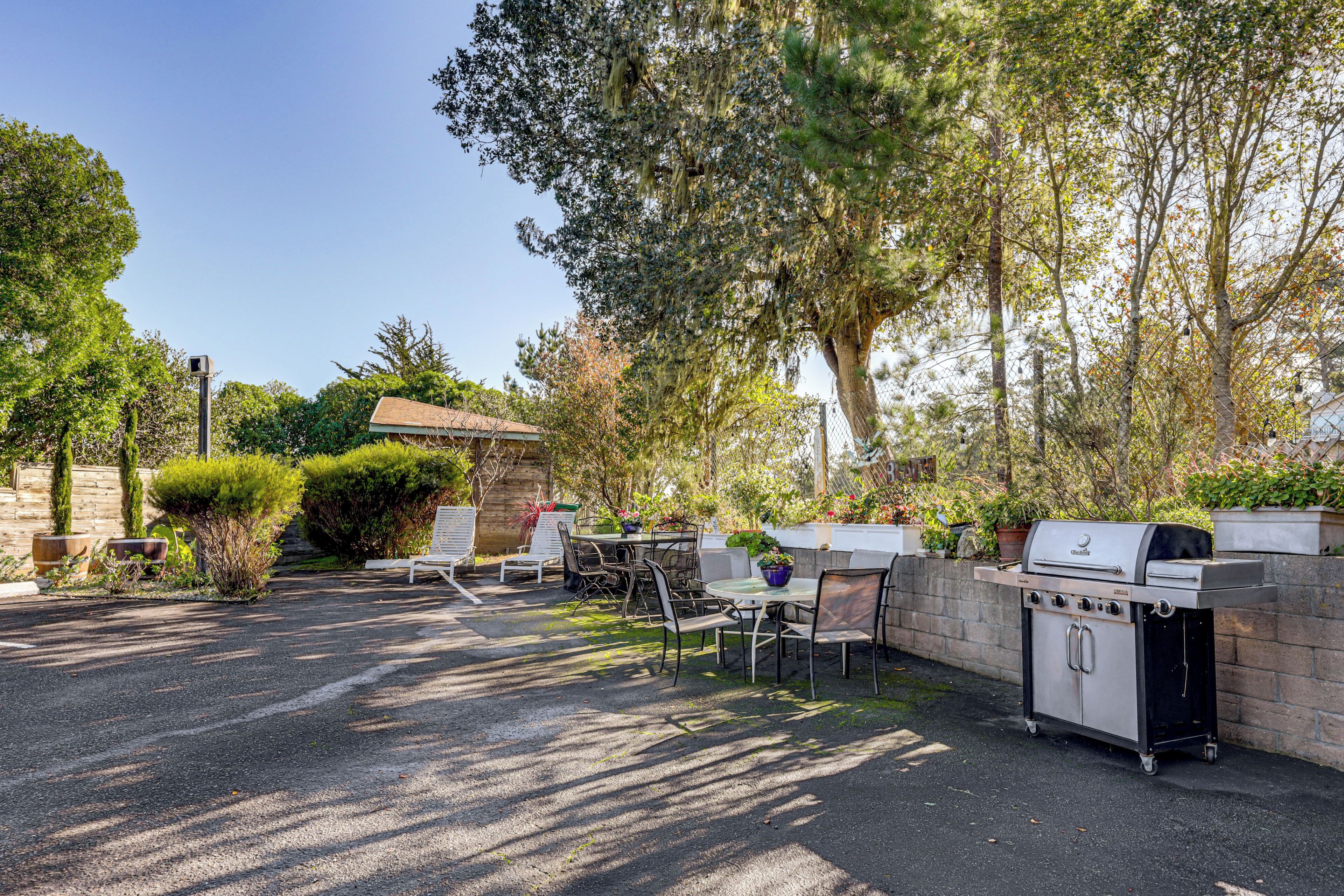 Zona exterior amb terrassa, una barbacoa, taules i cadires.