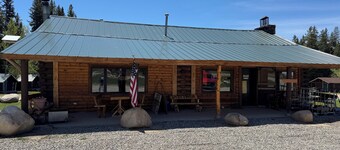 Suite 5 at Deer Haven Lodge - Riverside Retreat! Relax in Ten Sleep!