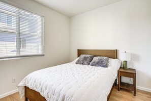 Interior - Walk to Bart Station: Richmond Townhome w/ Balcony (Richmond)