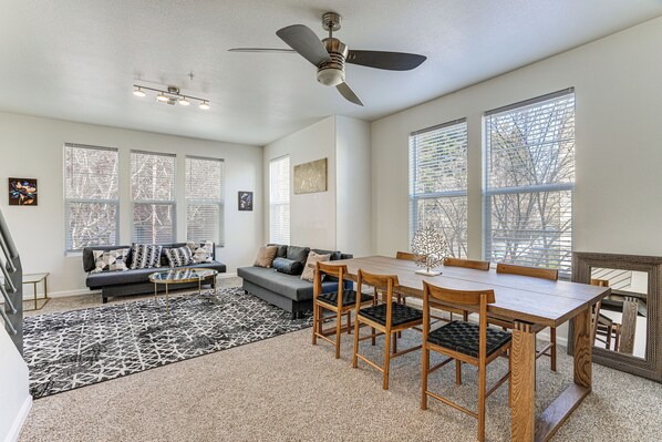 Interior - Walk to Bart Station: Richmond Townhome w/ Balcony (Richmond)