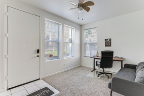 Interior - Walk to Bart Station: Richmond Townhome w/ Balcony (Richmond)