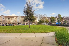 Interior - Walk to Bart Station: Richmond Townhome w/ Balcony (Richmond)