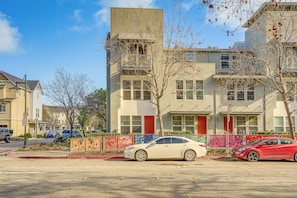 Interior - Walk to Bart Station: Richmond Townhome w/ Balcony (Richmond)