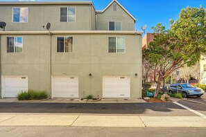 Interior - Walk to Bart Station: Richmond Townhome w/ Balcony (Richmond)