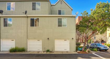 Walk to Bart Station: Richmond Townhome w/ Balcony