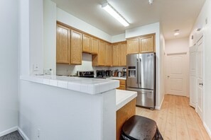 Interior - Walk to Bart Station: Richmond Townhome w/ Balcony (Richmond)