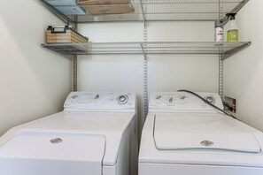 Interior - Walk to Bart Station: Richmond Townhome w/ Balcony (Richmond)