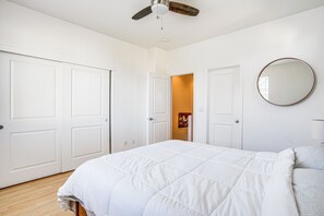 Interior - Walk to Bart Station: Richmond Townhome w/ Balcony (Richmond)