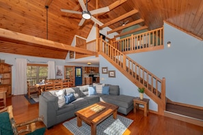 TV, fireplace - Tennessee Tee, 3 BR, 3BA, Sleeps 6 & Mountain View (Townsend)
