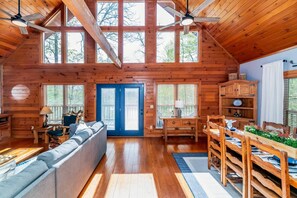TV, fireplace - Tennessee Tee, 3 BR, 3BA, Sleeps 6 & Mountain View (Townsend)