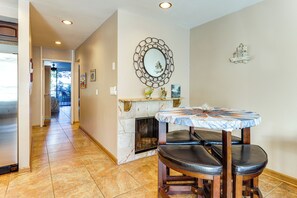 Interior - Relax Poolside + Walk to Ocean! Solana Beach Condo (Solana Beach)