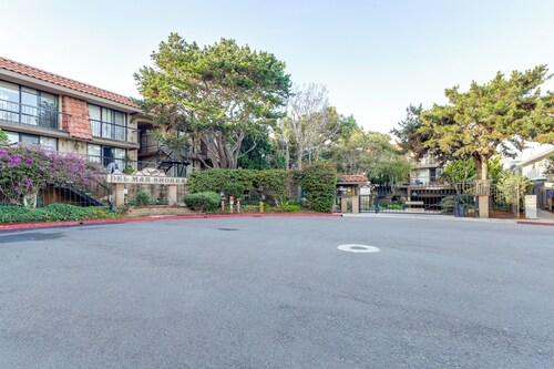 Relax Poolside + Walk to Ocean! Solana Beach Condo