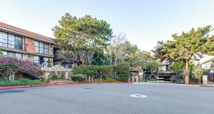 Relax Poolside + Walk to Ocean! Solana Beach Condo
