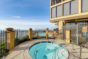 Interior - Relax Poolside + Walk to Ocean! Solana Beach Condo (Solana Beach)
