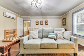 Interior - 1 Mi to Rogue River: Walkable Grants Pass Retreat (Grants Pass)