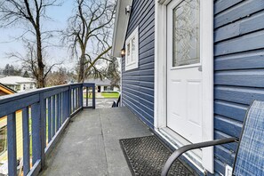 Interior - 1 Mi to Rogue River: Walkable Grants Pass Retreat (Grants Pass)