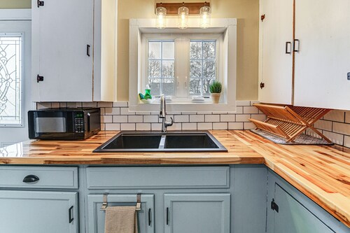 1 Mi to Rogue River: Walkable Grants Pass Retreat