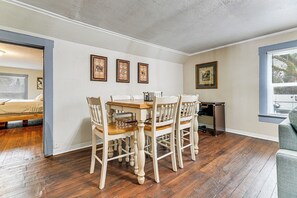 Interior - 1 Mi to Rogue River: Walkable Grants Pass Retreat (Grants Pass)