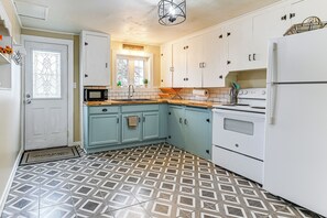 Interior - 1 Mi to Rogue River: Walkable Grants Pass Retreat (Grants Pass)