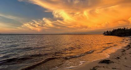 Private Beach & Pool Access! Fort Myers Getaway