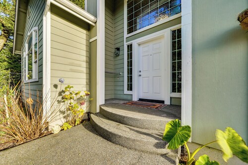 Pet-friendly Seatac Retreat 6 Mi to Puget Sound!