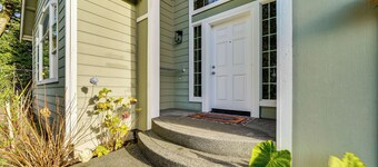 Pet-friendly Seatac Retreat 6 Mi to Puget Sound!