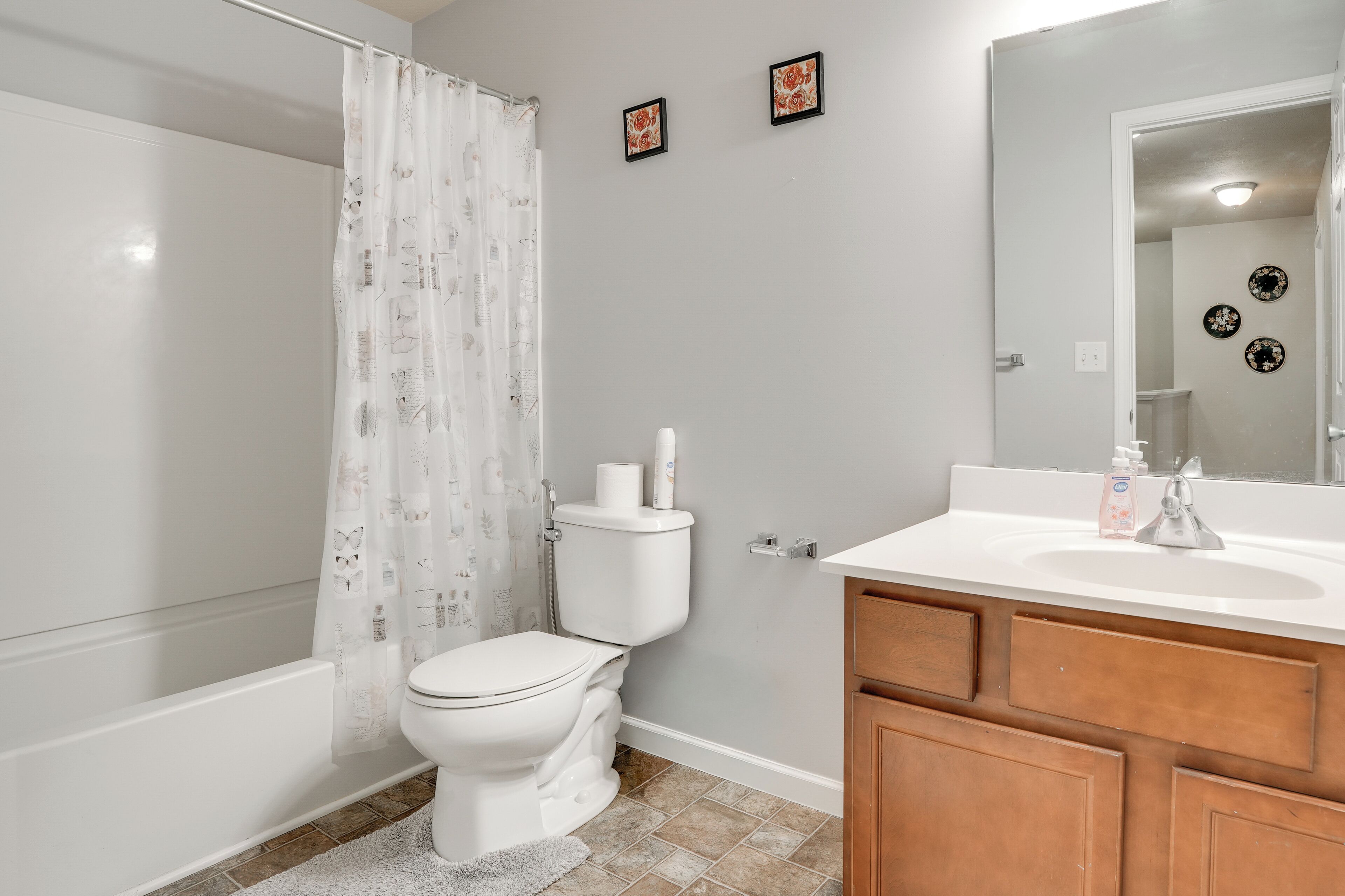 Une salle de bain avec une baignoire, des toilettes et un meuble-lavabo.