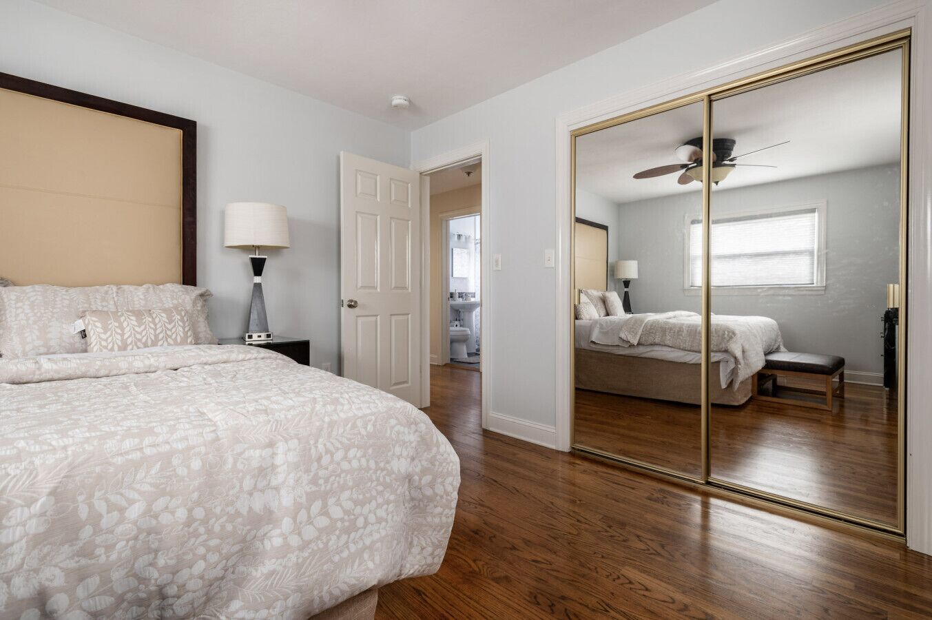 4 makuuhuonetta, työpöytä, Wi-Fi, vuodevaatteet