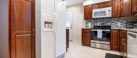 Refrigerador, microondas, horno y parrilla de estufa