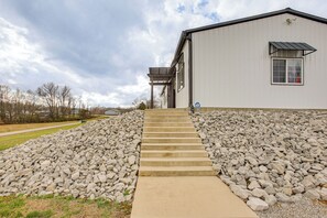 Interior - Spacious Patio & Yard! Family Home in Byrdstown (Byrdstown)