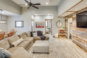 House (4 Bedrooms) | Interior - Spacious Patio & Yard! Family Home in Byrdstown (Byrdstown)