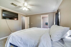 Interior - Paddle, Swim & More! Charming Home in High Springs (High Springs)