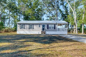 Interior - Paddle, Swim & More! Charming Home in High Springs (High Springs)