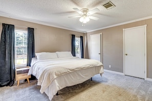 Interior - Paddle, Swim & More! Charming Home in High Springs (High Springs)