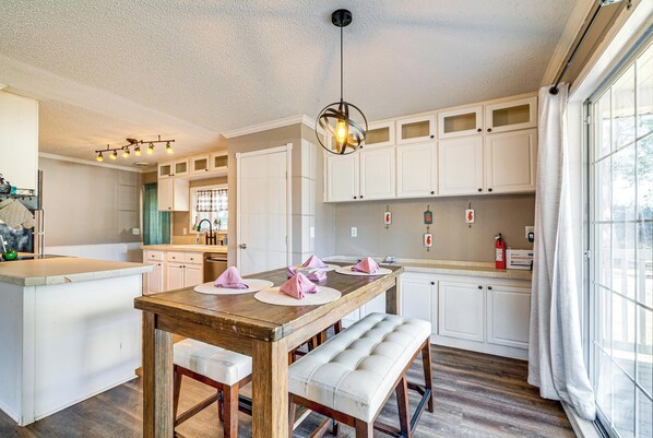 Interior - Paddle, Swim & More! Charming Home in High Springs (High Springs)