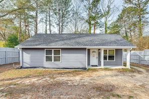 House (2 Bedrooms) | Interior - Easy I-85 Access! Quiet Fairburn Extended Stay (Fairburn)