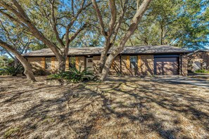 Interior - Beach Gear & Cruiser Bicycles: Quiet Pensacola Gem (Pensacola)