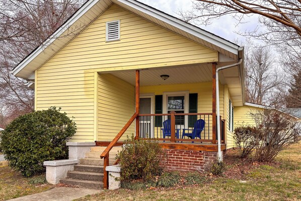 A yellow house with a porch, steps, and a brick foundation. - 'the Vineyard House' - 2 Mi to Dtwn Mount Airy! (Mount Airy)