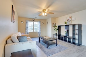 Interior - Walk to Fairgrounds! Hagerstown Townhome w/ Deck (Hagerstown)
