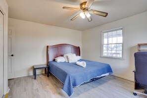 Interior - Walk to Fairgrounds! Hagerstown Townhome w/ Deck (Hagerstown)