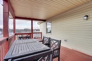 Interior - Walk to Fairgrounds! Hagerstown Townhome w/ Deck (Hagerstown)