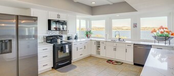 Waterfront Getaway on Lake Elsinore w/ Swim Spa