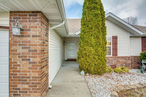 Springfield Area Retreat! Family Home w/ Yard