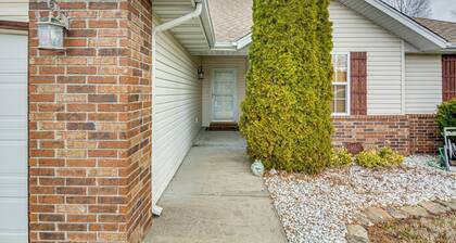 Springfield Area Retreat! Family Home w/ Yard