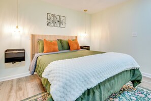 Interior - Modern Decatur Flat: Near Marta, Emory, & Mtwn (Decatur)