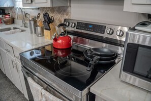 Geladeira, micro-ondas, fogão, cooktop