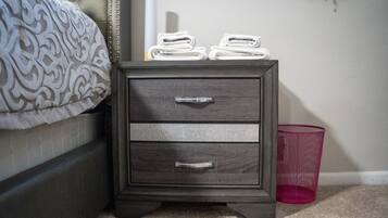 3 bedrooms, desk, WiFi, bed sheets