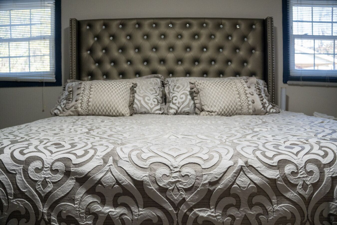 3 bedrooms, desk, WiFi, bed sheets