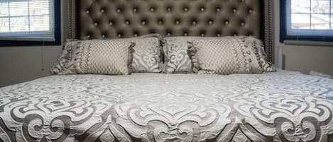 3 bedrooms, desk, WiFi, bed sheets